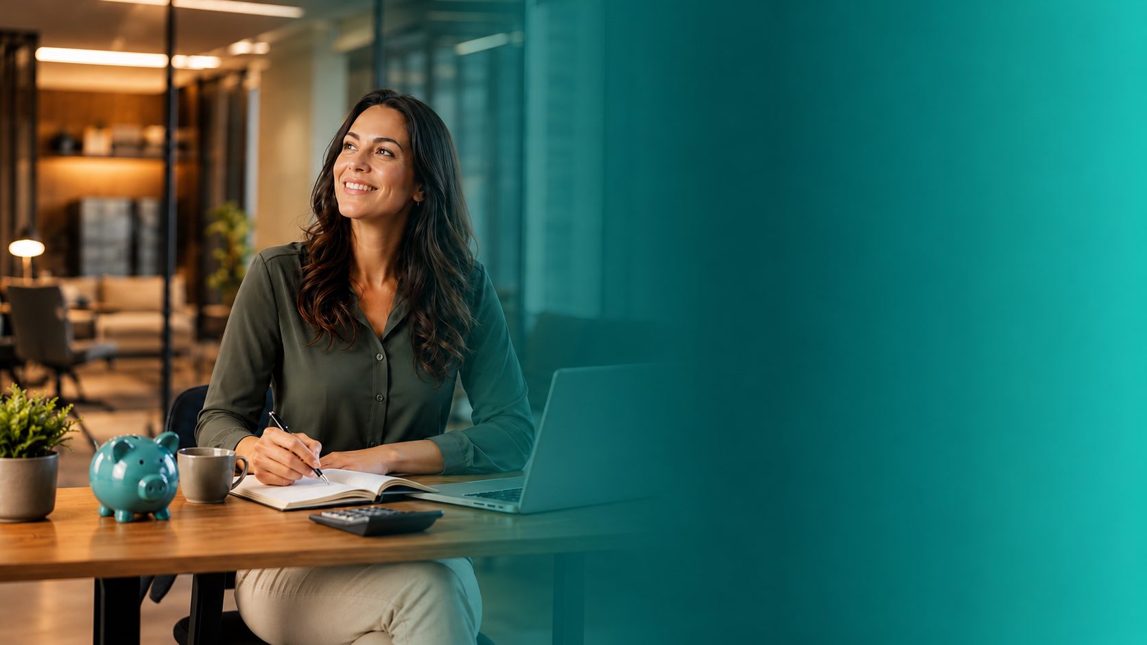 Mulher sorrindo em sua mesa de trabalho, com cofrinho e calculadora, representando o Baru Garantido