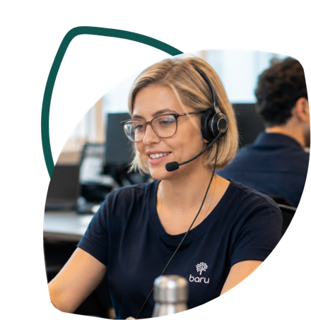 Atendente da Baru Financeira com headset, em atendimento